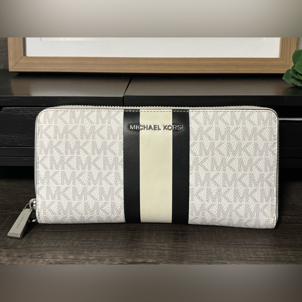 Michael Kors Signature Jet Set
Travel Continental Wallet